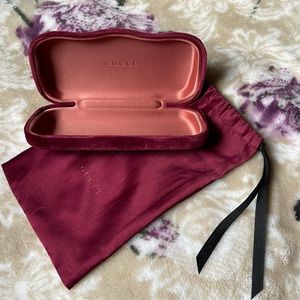 Gucci 🇮🇹 Burgundy velvet eyeglasses case with Gucci pouch. 100 % Authentic.